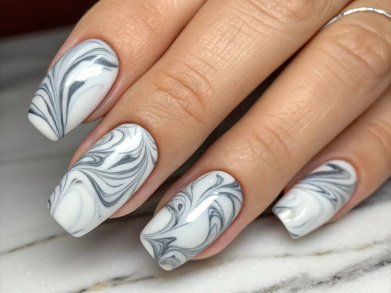 Abstrakt marmor negledesign