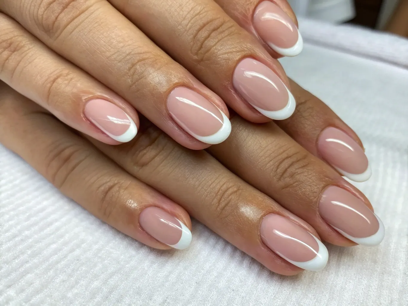 American manicure med naturlige toner